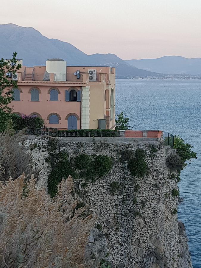 Sunrise Guest House Gaeta Bagian luar foto